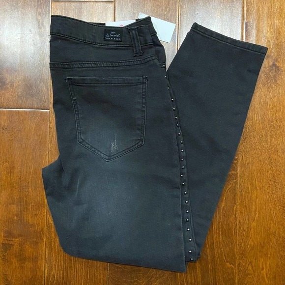 Almost Famous Must Have Mid Rise Black Denim Stretch Jeans Women's Size 11 x 28 - Picture 2 of 11